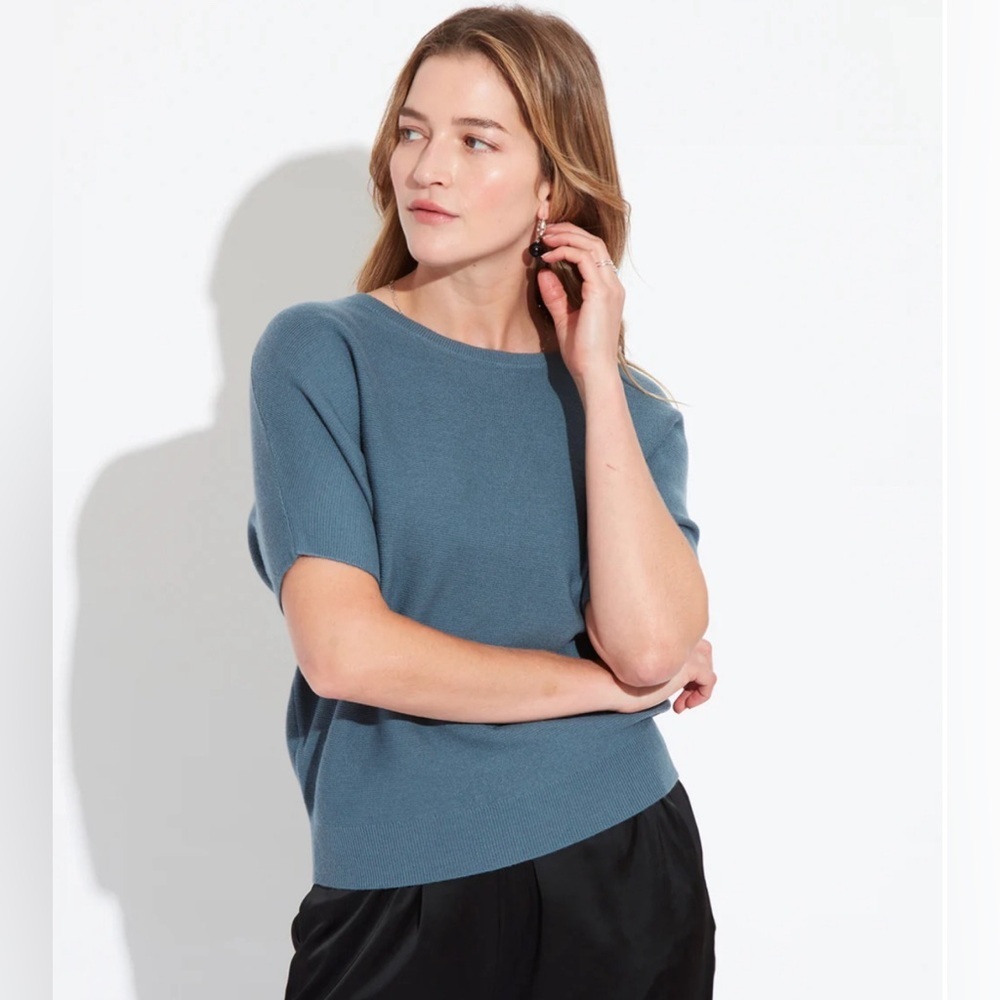 The Reset R Label Essential Pullover Top - Picture 3 of 10